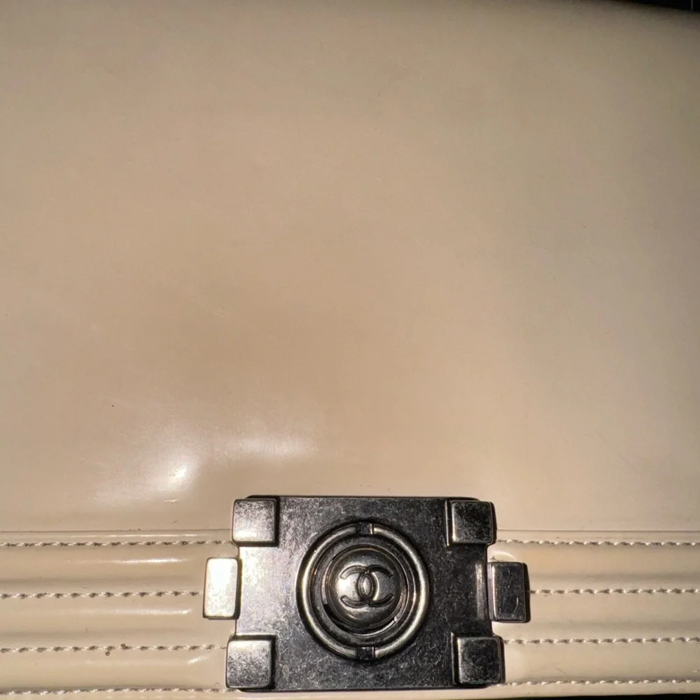 CHANEL BOY PATENT LEATHER CROSSBODY BAG - Picture 4 of 15